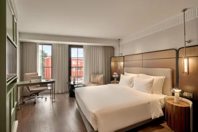 Habitación Solarium King con balcón y vistas a la ciudad — Solaria d'Oriente Hotel